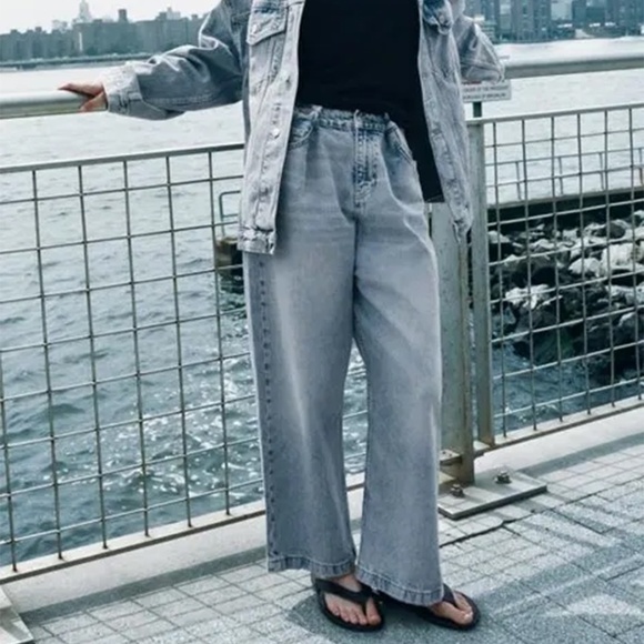 Zara mid rise baggy jeans with adjustable button belt loops.Light‎ Blue, size 4 - Picture 8 of 12